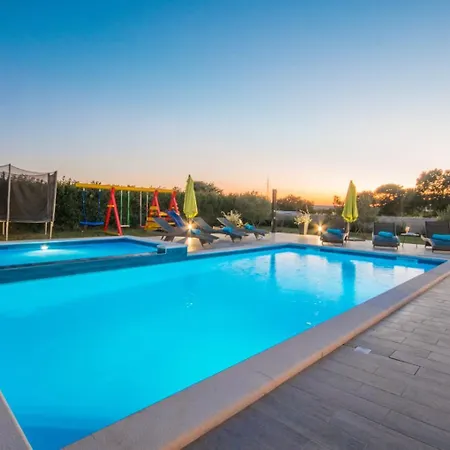 Maris With Private Pool