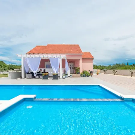 Maris With Private Pool