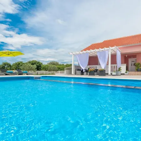 Maris With Private Pool