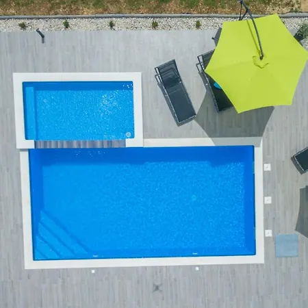 Maris With Private Pool