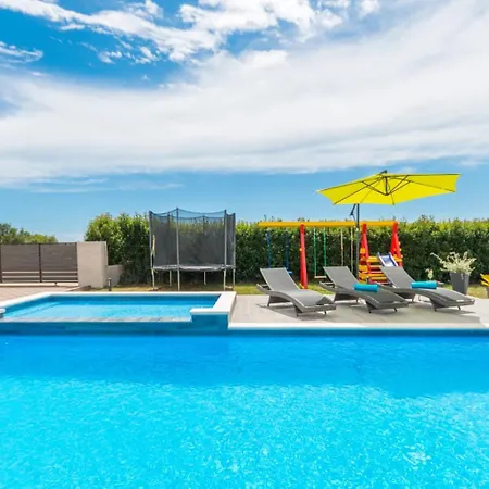 Maris With Private Pool